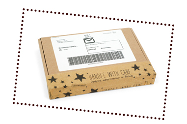 De choco's worden verstuurd in een op-maat-gemaakt brievenbusdoosje en aangeboden bij de PostNL als een brievenbuspakje. Het pakketje kan dus door de brievenbus en je hoeft niet thuis te zijn om de choco in ontvangst te nemen. chocoladeperpost