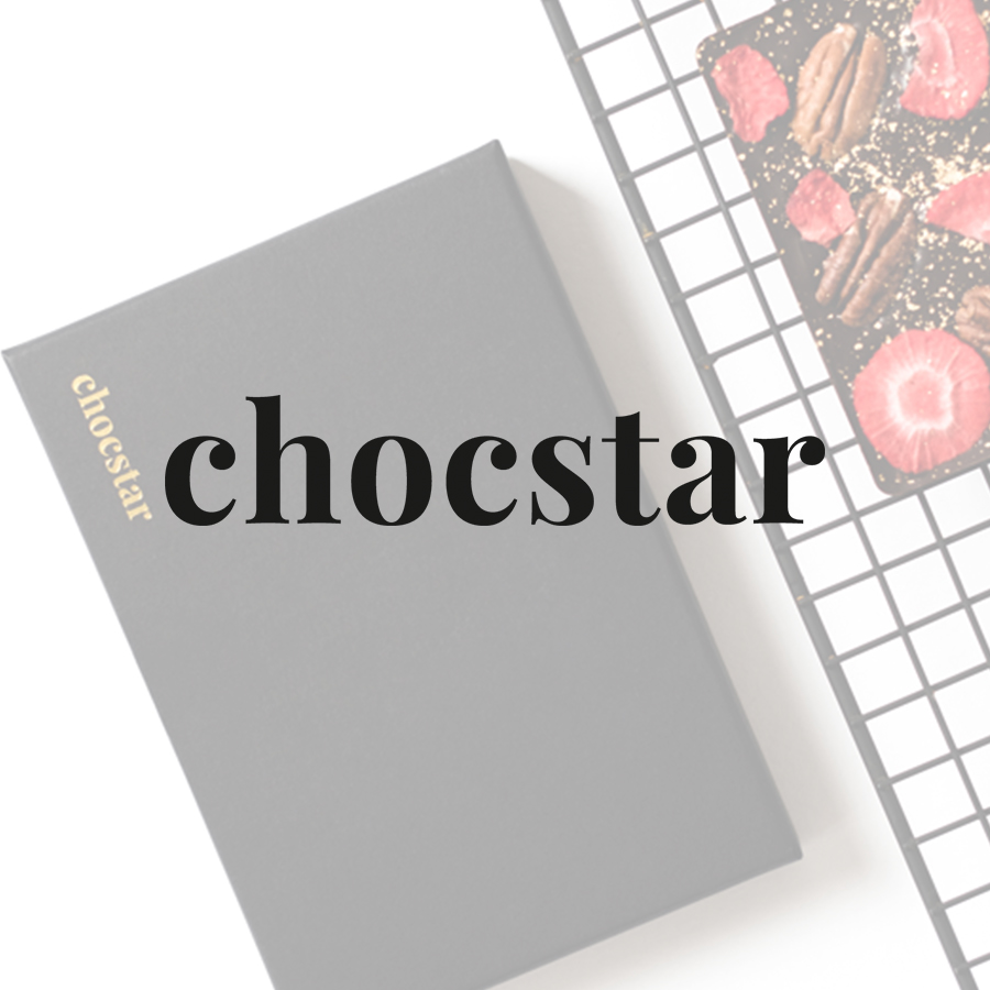Bij CHOCSTAR geloven we in eerlijk en lekker. En daarom doen we hard ons best mooie producten te maken met basischocolade die Fair Trade en van topkwaliteit is. Voor de vervaardiging van jouw chocoladecadeau gebruiken we namelijk de allerbeste (h)eerlijke chocolade van Callebaut uit België. Super chocolade die ook wordt gebruikt door topchocolatiers. fairtrade chocolade